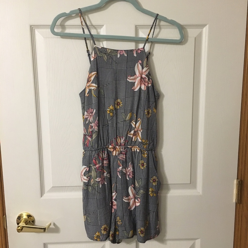 Floral and checkered pattern romper with pockets